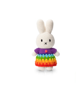 nijntje handmade en haar felle regenboog jurk