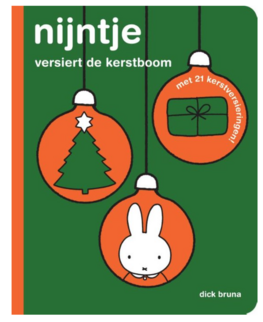 Boekje nijntje versiert de kerstboom 