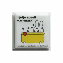 Badboekje nijntje speelt met water